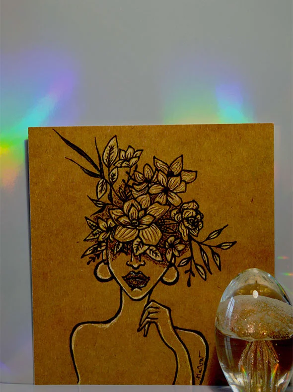carte postale botanique avec une illustration de femme qui a une couronne de fleurs
