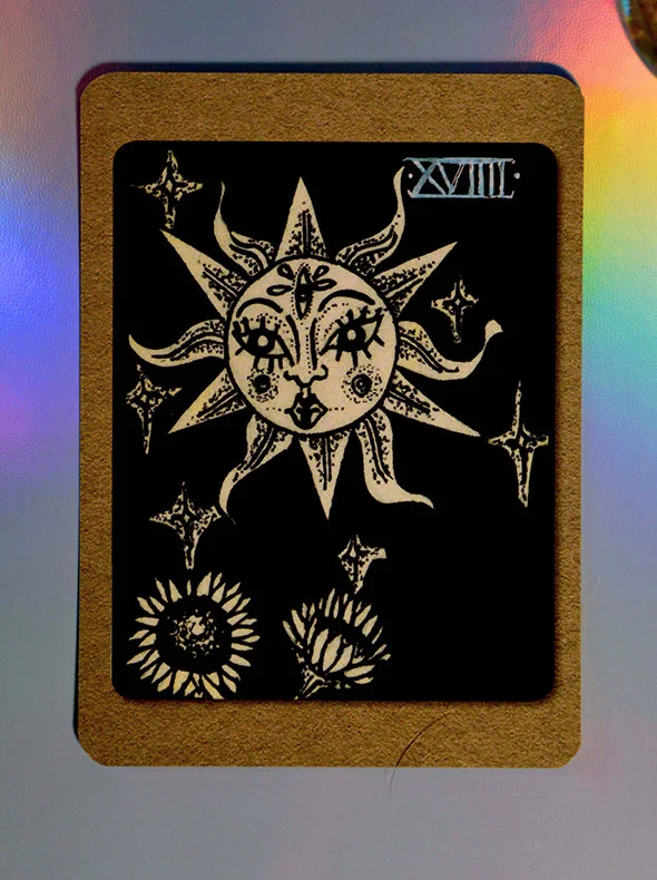 carte de jeu de tarot avec une illustration soleil